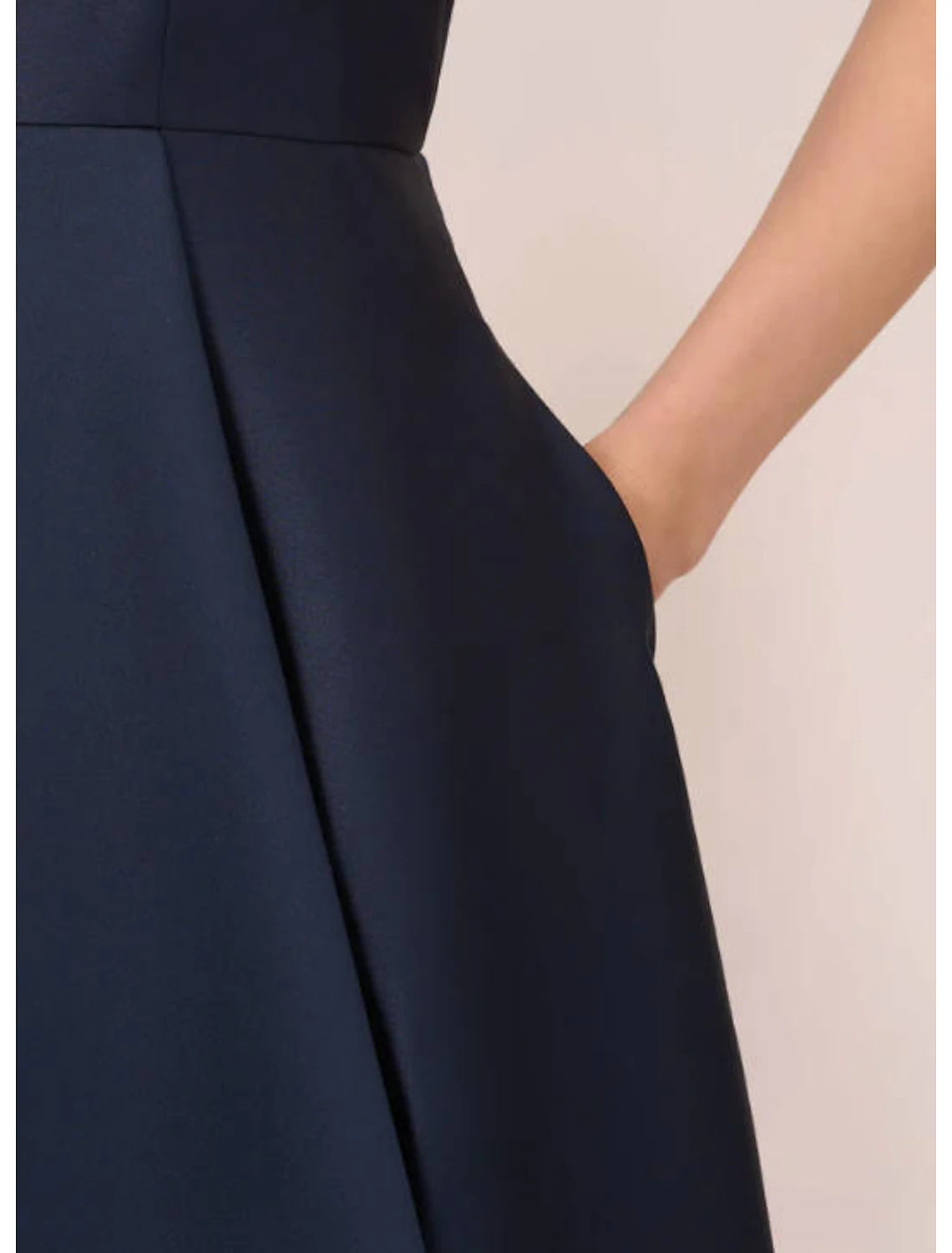 Abito da sera a trapezio, abito lungo e basso, da sposa, da invitato, asimmetrico, senza maniche, scollo a barca, in taffetà con pieghe e tasca